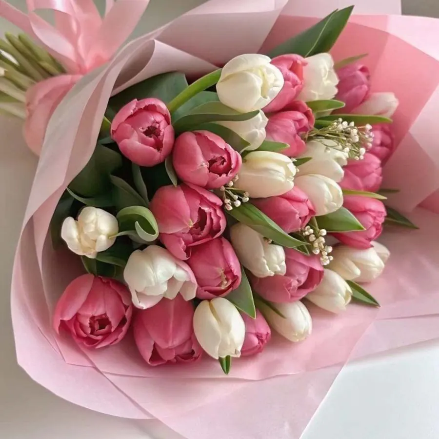 Pink Promise - Standard - 25 tulips Deluxe - 48-50 tulips Premium - 73-75 tulips A delicate bouquet of tulips in soft pink and ivory white, wrapped in tender blush paper. This arrangement symbolizes the purity of a promise, the sweetness of new beginnings, and the elegance of true feelings. Perfect for expressing love, tenderness, or heartfelt gratitude.
