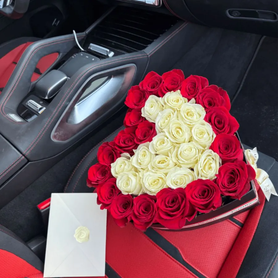 Red and ivory love box - Un diseño romántico y sofisticado en caja con forma de corazón, elaborado con rosas frescas cuidadosamente seleccionadas. Cada arreglo es creado a mano con atención al detalle, ideal para expresar amor, gratitud o celebrar momentos especiales con elegancia. Precios: • 25 rosas — $120 • 50 rosas — $180 • 75 rosas — $240 Disponible con delivery el mismo día en Miami.
